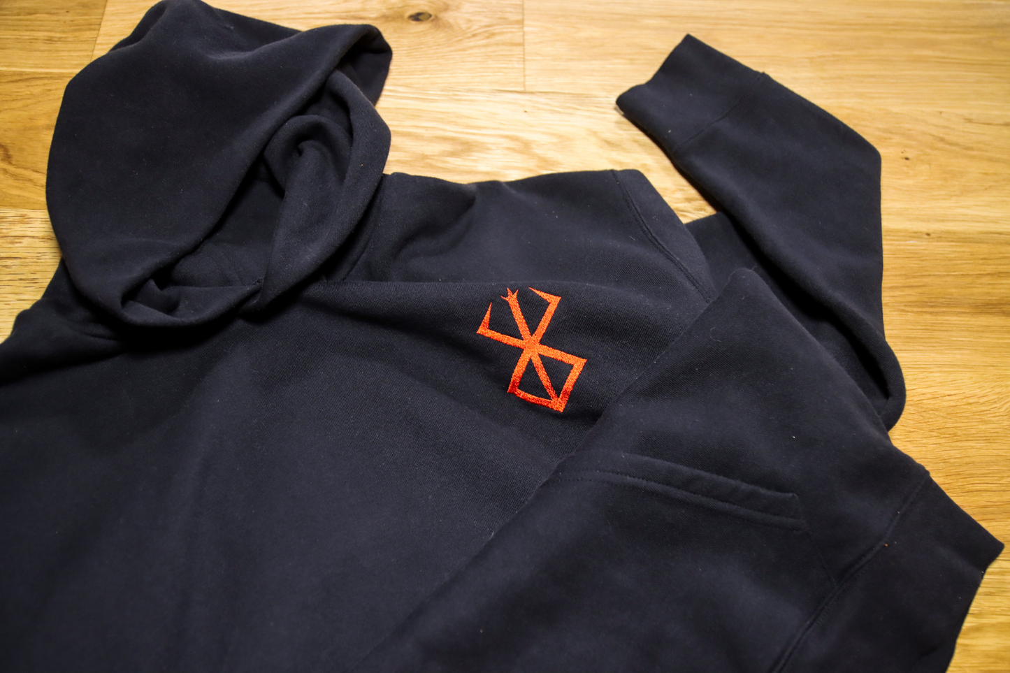 Sweat Brodé à capuche "Berserk"