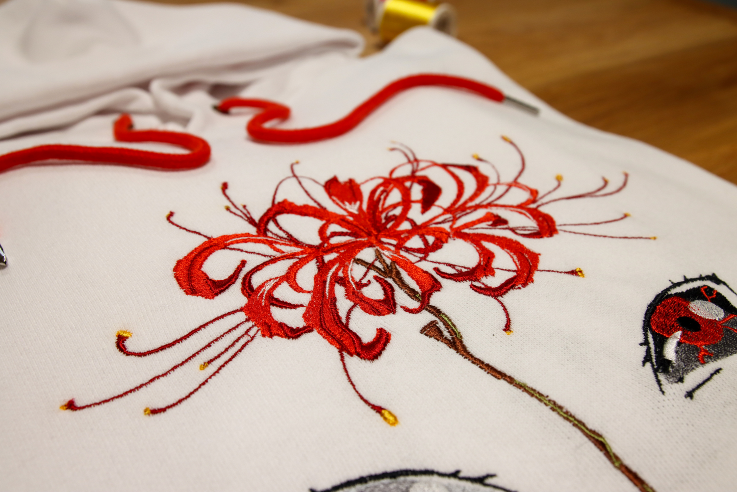 Sweat brodé à capuche - "Fleur Lycoris Rouge"