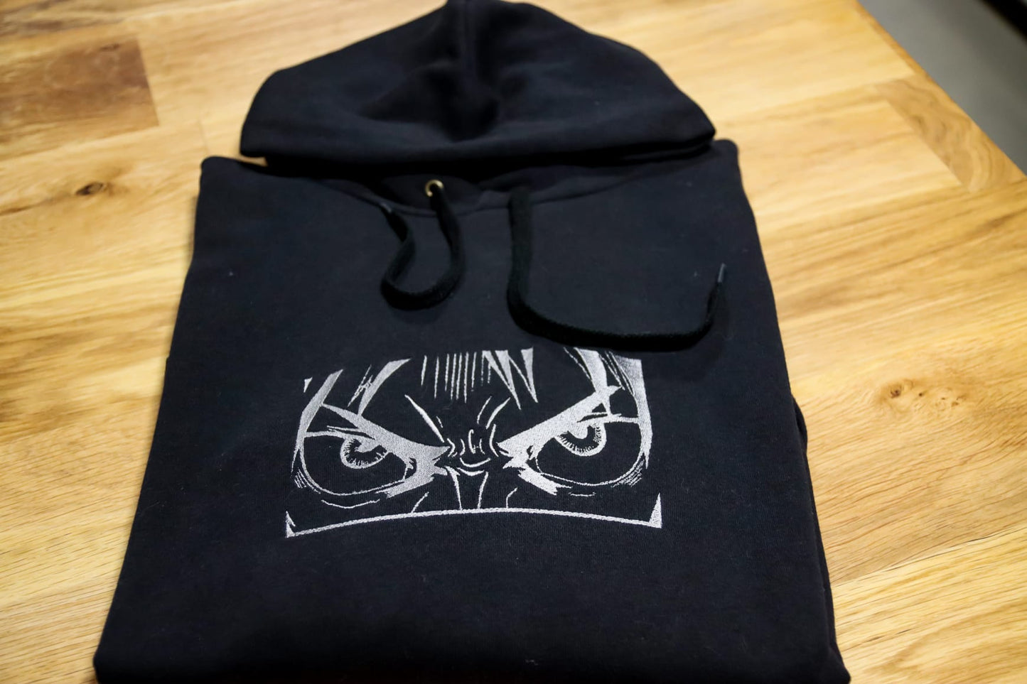 Sweat brodé à capuche "Eren"