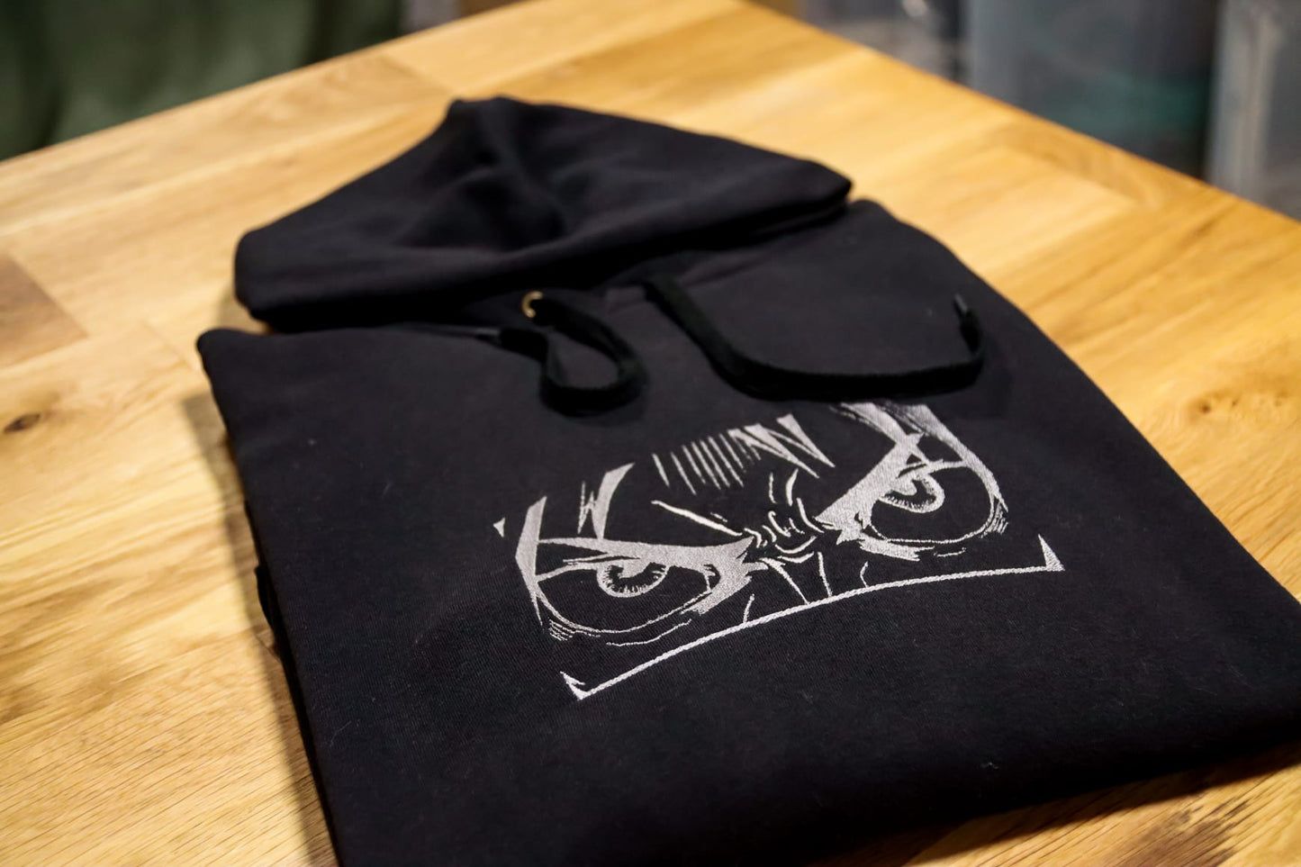 Sweat brodé à capuche "Eren"