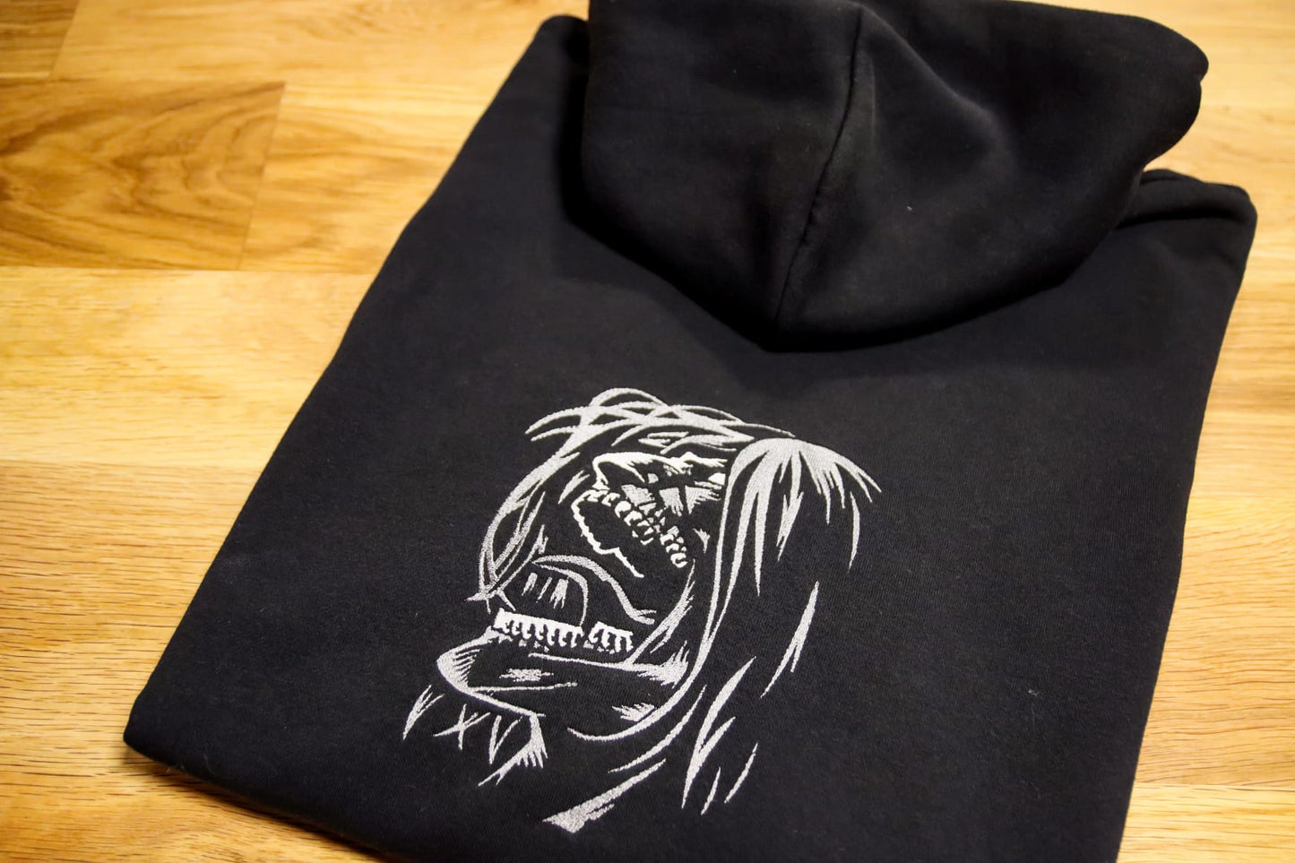 Sweat brodé à capuche "Eren"