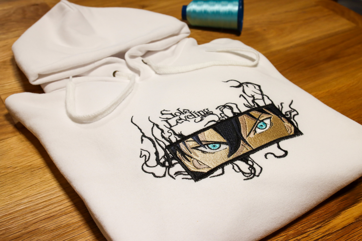 Sweat brodé à capuche "Solo Leveling"