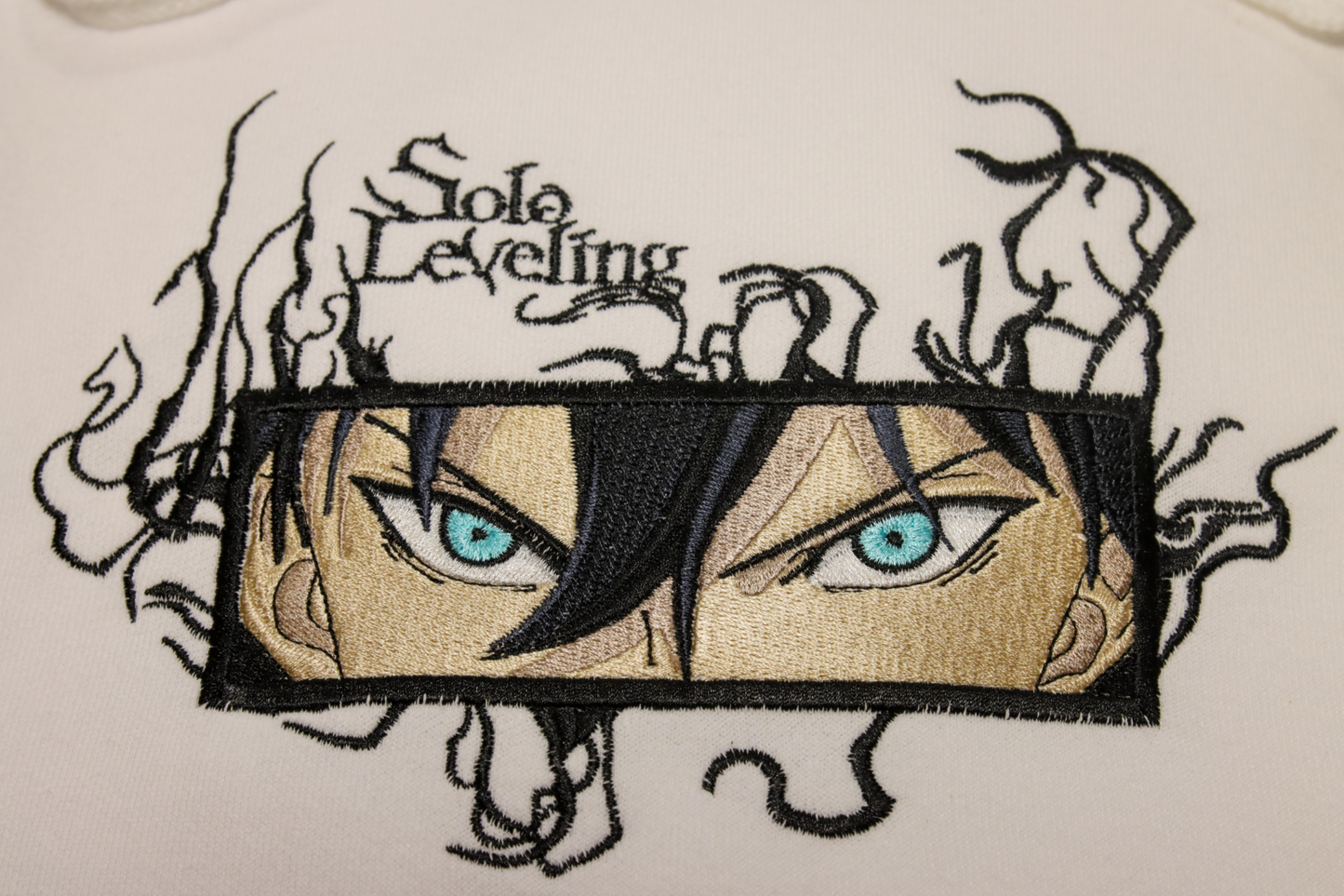 Sweat brodé à capuche "Solo Leveling"