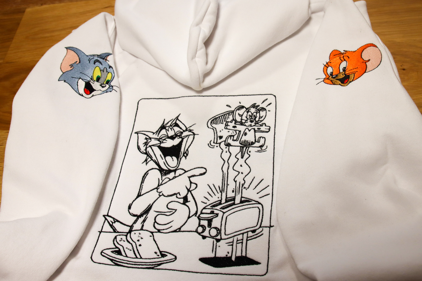 Sweat brodé à capuche "Tom & Jerry – Édition Cartoon"