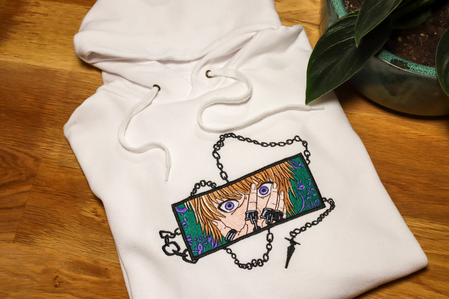 Sweat brodé à capuche "Kurapika"