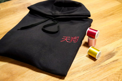 Sweat brodé à capuche "Tengu"