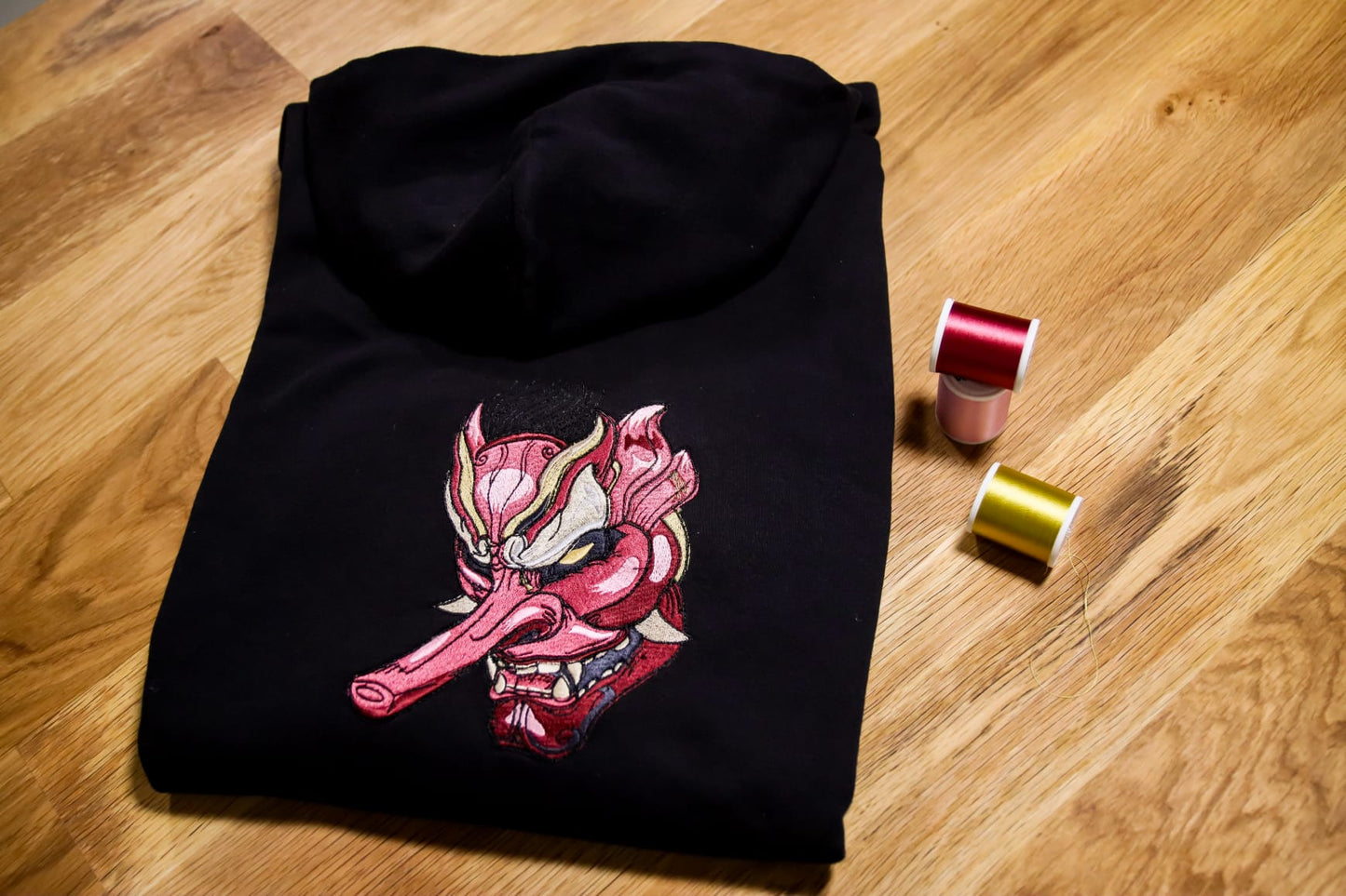 Sweat brodé à capuche "Tengu"