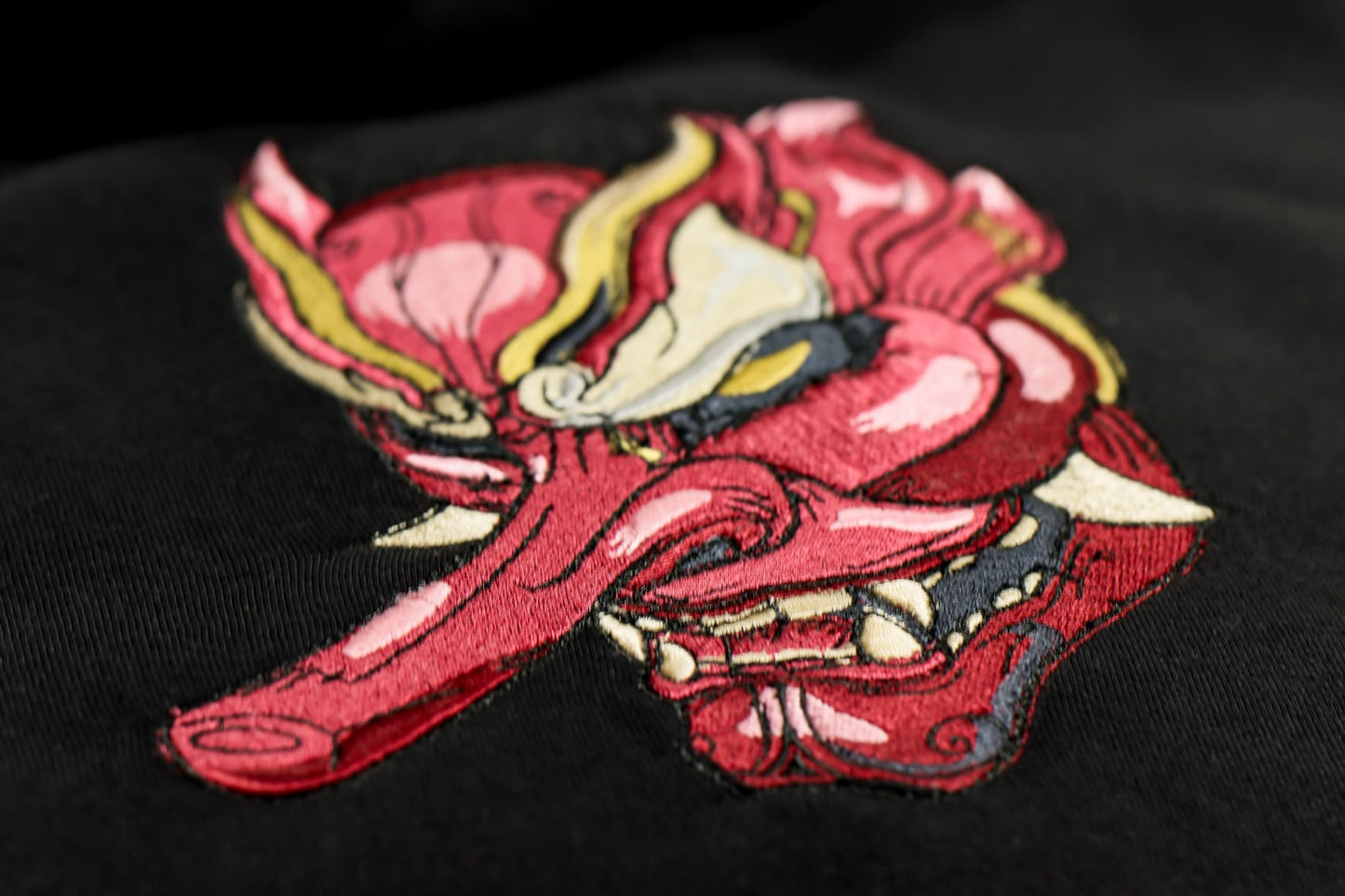 Sweat brodé à capuche "Tengu"