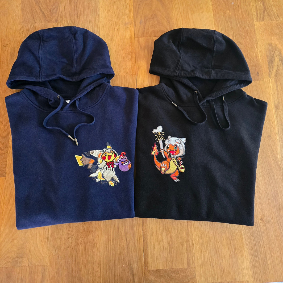 Les deux sweats Halloween MENSHI, Pikachu et Salamèche, côte à côte