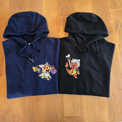 Les deux sweats Halloween MENSHI, Pikachu et Salamèche, côte à côte