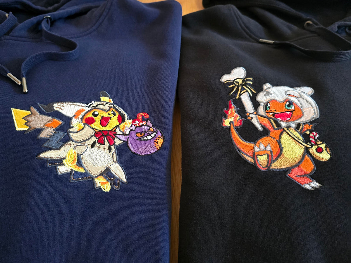 Vue rapprochée des deux broderies Halloween Pikachu et Salamèche