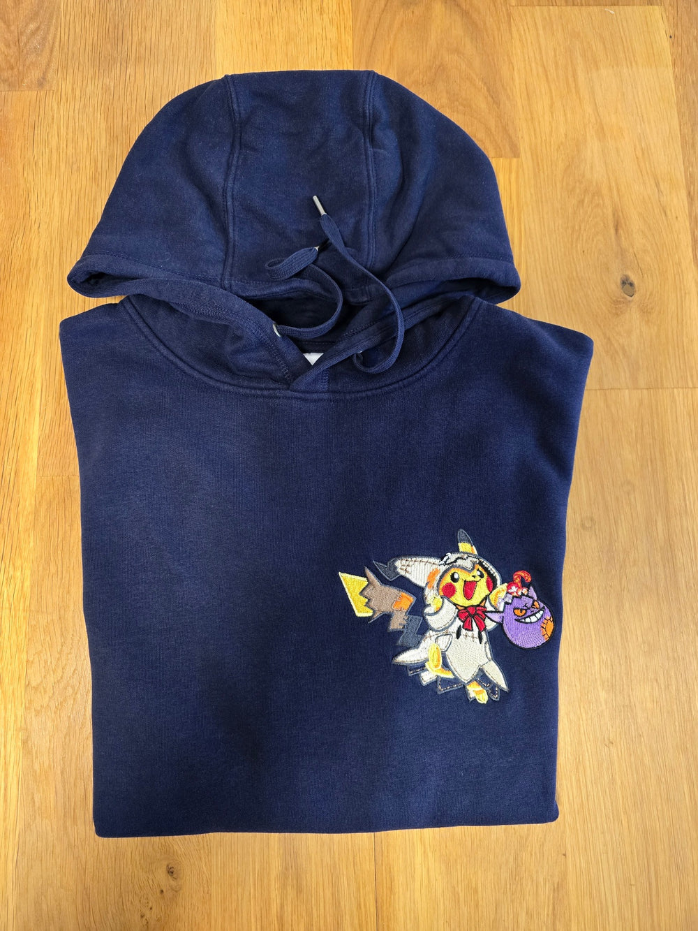 Sweat à capuche bleu marine avec broderie Pikachu Halloween, vue d’ensemble
