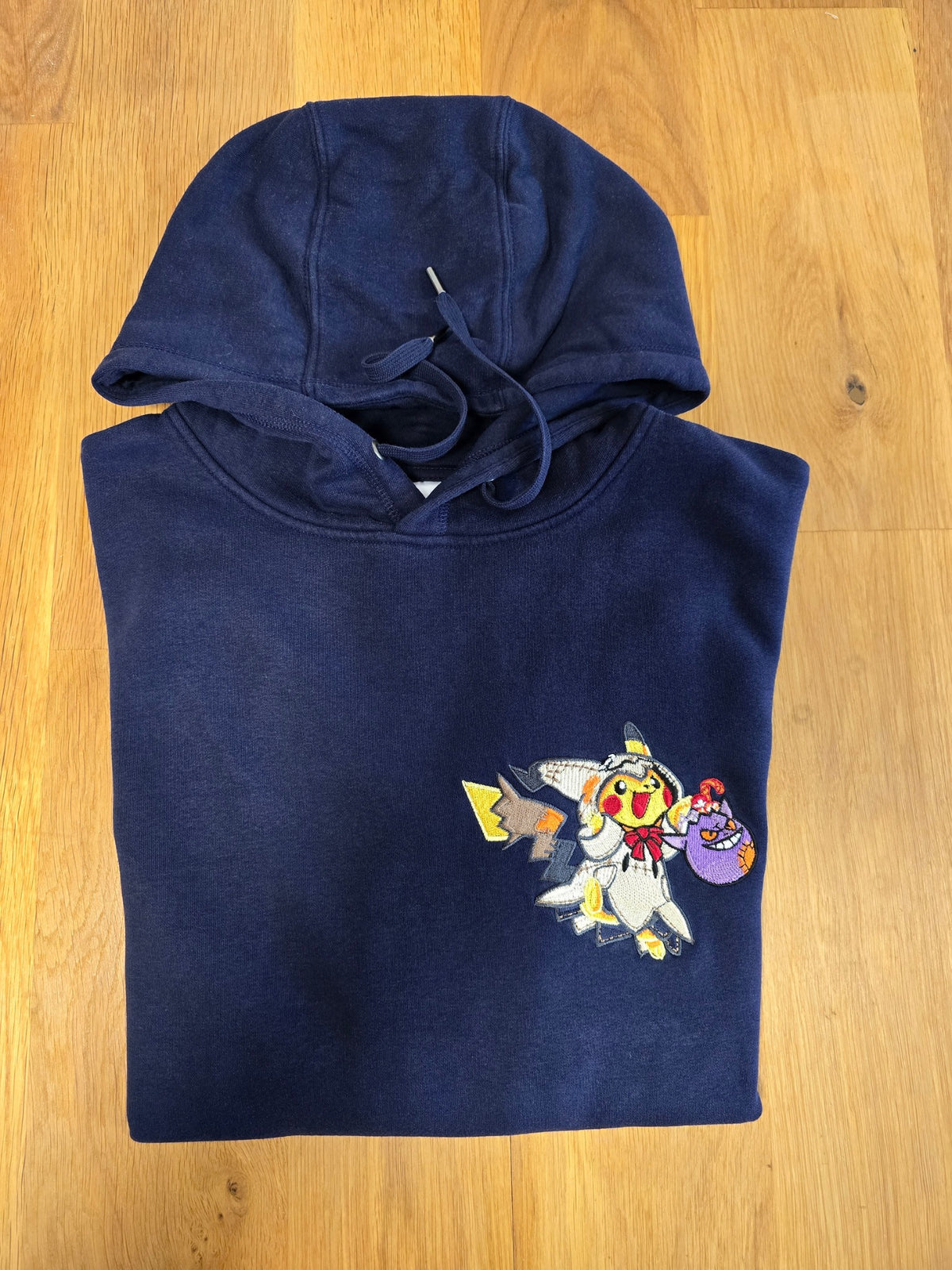 Sweat à capuche bleu marine avec broderie Pikachu Halloween, vue d’ensemble