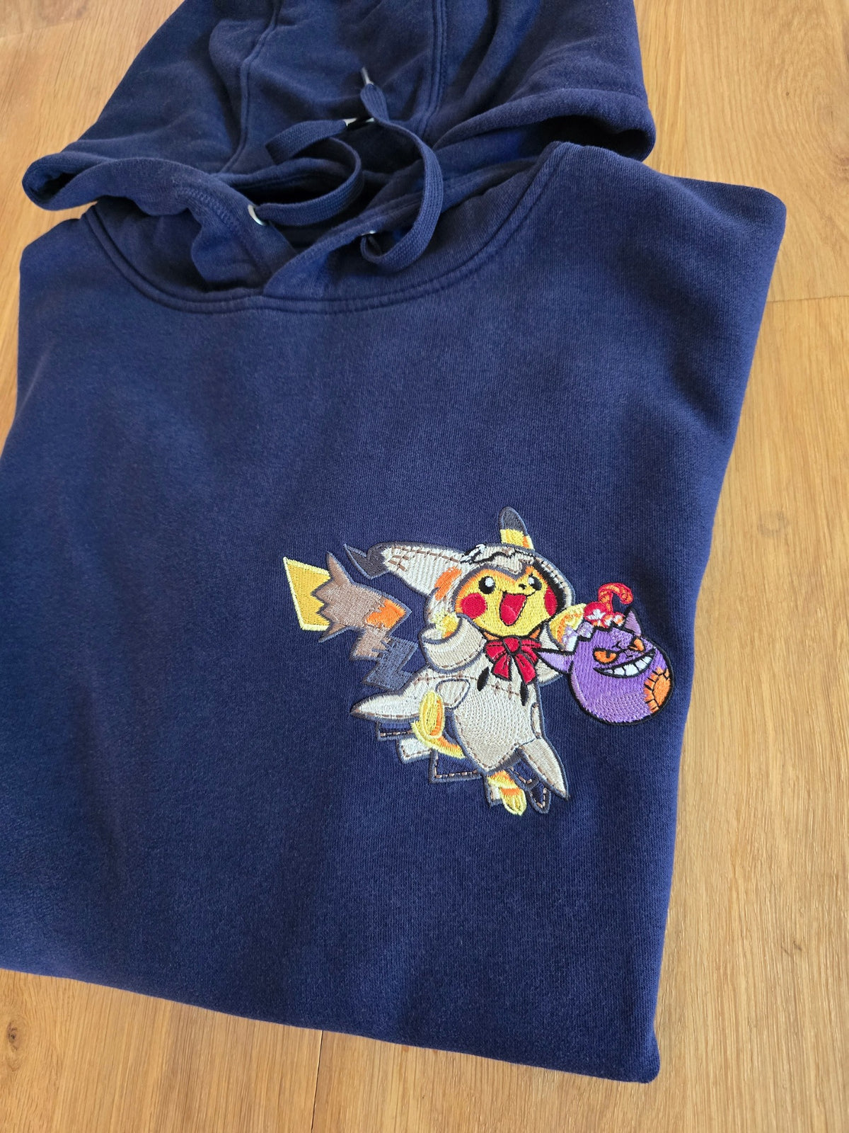 Sweat bleu marine Pikachu Halloween, vue rapprochée du vêtement