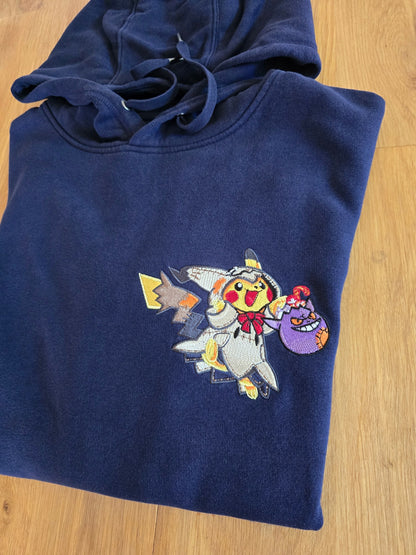 Sweat bleu marine Pikachu Halloween, vue rapprochée du vêtement