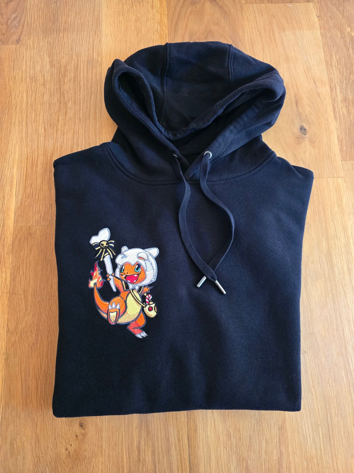 Sweat à capuche noir avec broderie Salamèche Halloween, vue d’ensemble